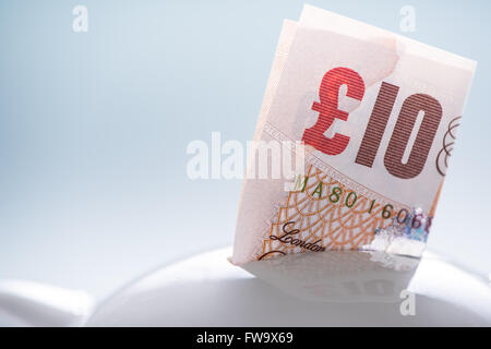 Zehn britische Pfundnote im Sparschwein, speichern Konzept Stockfoto
