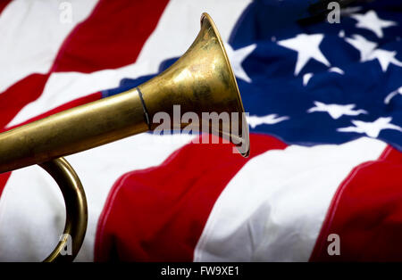 Messing Signalhorn auf eine amerikanische Flagge mit Platz für Ihren Typ. Stockfoto