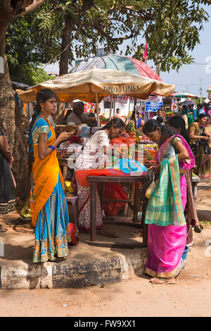 Sri Lanka, Trincomalee, Dockyard Road, Frauen Pillaiyar Kovil Tempel bieten Stände Stockfoto