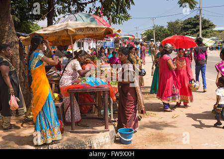 Sri Lanka, Trincomalee, Dockyard Road, Frauen Pillaiyar Kovil Tempel bieten Stände Stockfoto