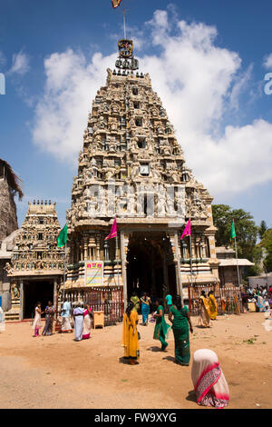 Sri Lanka, Trincomalee, Dockyard Road, weibliche Anhänger niederwerfen am Pillaiyar Kovil Tempel Stockfoto