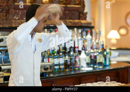 Barkeeper einen Cocktail im Residence Hotel in Mauritius vorbereiten. Stockfoto