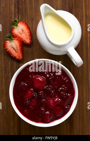 Deutsche Rote Gruetze (rote Grütze) roten Beeren Pudding gemacht von Erdbeeren, Heidelbeeren, Himbeeren und Johannisbeeren Stockfoto