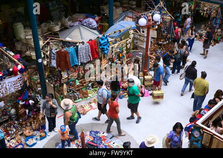 VALDIVIA, CHILE - 3. Februar 2016: Kleine Läden mit Kunsthandwerk und Souvenirs in der Mercado Municipal (Markthalle) Stockfoto