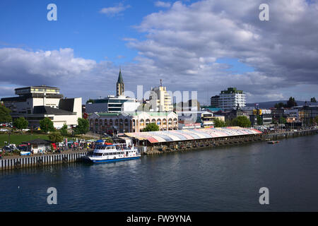 VALDIVIA, CHILE - 3. Februar 2016: Blick von der Uferpromenade mit dem Mercado Fluvial (am Flussufer Markt) und dem Stadtzentrum Stockfoto