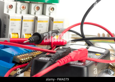 Elektrogeräte, Schalter und Sonden Messgerät Stockfoto