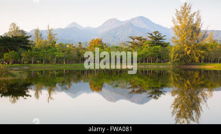 Panorama von Bergen und Wäldern spiegelt sich in den See in den frühen Morgenstunden, Thailand. Stockfoto