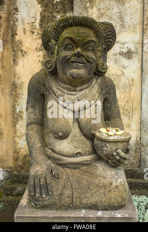 Traditionelle Guard Statue geschnitzt in Stein an Indonesien. Stockfoto