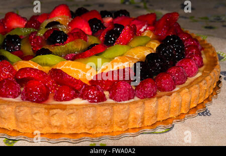 Schöne Fruchtkuchen verziert mit verschiedenen Arten von Obst Stockfoto