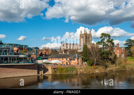 Hereford Kathedrale über den Fluss Wye, Herefordshire an einem sonnigen Frühlingstag Stockfoto