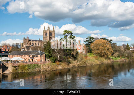 Hereford Kathedrale und der Fluss Wye an einem sonnigen Frühlingstag Stockfoto