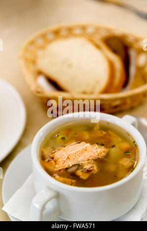 Fischsuppe auf Tisch im restaurant Stockfoto