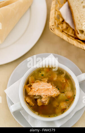 Fischsuppe auf Tisch im restaurant Stockfoto