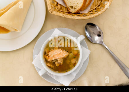 Fischsuppe auf Tisch im restaurant Stockfoto