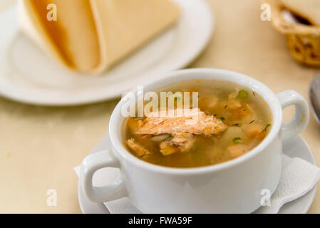 Fischsuppe auf Tisch im restaurant Stockfoto