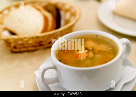 Fischsuppe auf Tisch im restaurant Stockfoto