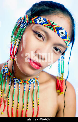 Junge philippinische Frau trägt Berg Provinz Stammes-Wulst Kopf tragen und Halskette Stockfoto