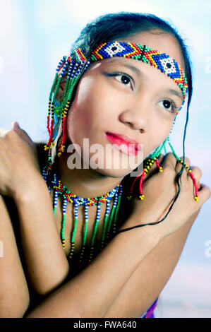 Junge philippinische Frau trägt Berg Provinz Stammes-Wulst Kopf tragen und Halskette Stockfoto