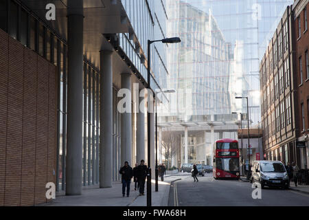 London, März 2016; Das News Gebäude auf der linken und reflektierte in The Shard. Stockfoto