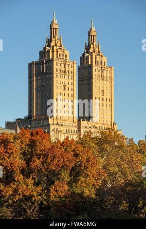 Sonnenaufgang auf die Türme des Gebäudes San Remo mit Central Park Herbst Laub, Upper West Side, Manhattan, New York City Stockfoto