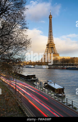 Vor Sonnenuntergang am Eiffelturm entlang der Seine in Paris mit dem Auto Lichtspuren auf Voie Georges Pompidou. Frankreich Stockfoto