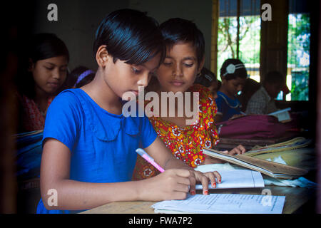 Ein kleines Mädchen schreiben Ngo ländlichen Grundschule Klassenzimmer unterstützt in der ACD-Bangladesch © jahangir Alam onuchcha/alamy Stockfoto