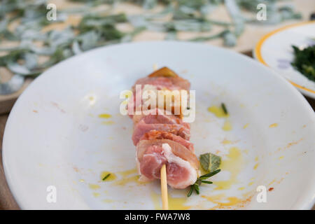 Spieß von gemischtes Fleisch und Gemüse auf einem weißen Stockfoto