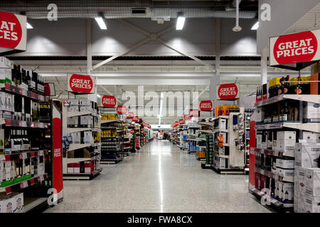 Sainbury's Ladeneinrichtung in Wednesfield, Wolverhampton. Das Geschäft hat "tolle Preise" auf jedem Gang. Stockfoto