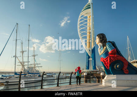 John Churchill Aushängeschild und Spinnaker Tower im Hafen von Portsmouth, Hampshire, England. Stockfoto