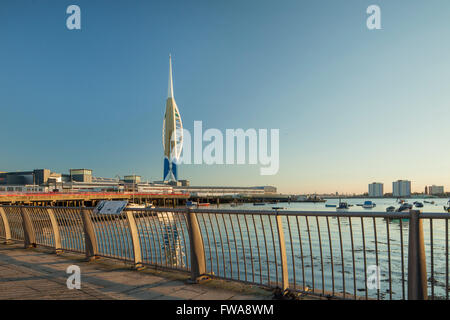 Sonnenuntergang am Spinnaker Tower in Portsmouth, Großbritannien. Stockfoto