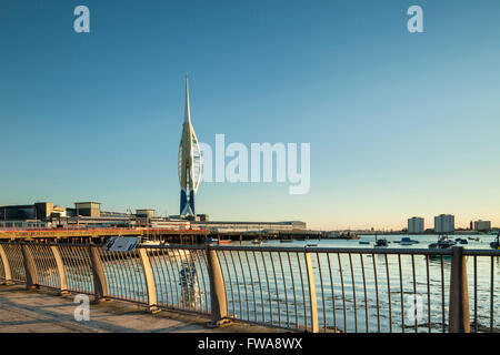 Sonnenuntergang am Spinnaker Tower in Portsmouth, Großbritannien. Stockfoto