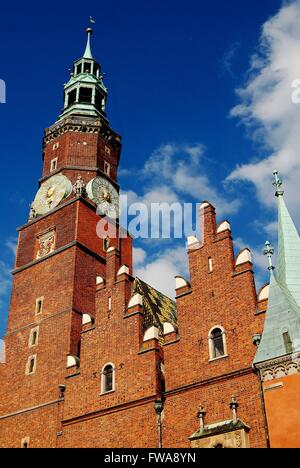 Wroclaw, Polen: Bell-Clock Tower und Ziegelstein Giebel des späten 15. bis Anfang des 16. Jahrhunderts Ratusz (Rathaus) Stockfoto