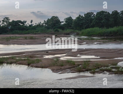 Thanjavur, Indien - 15. Oktober 2013: Morgen über Sandbänke in Vennar Fluss. Stockfoto