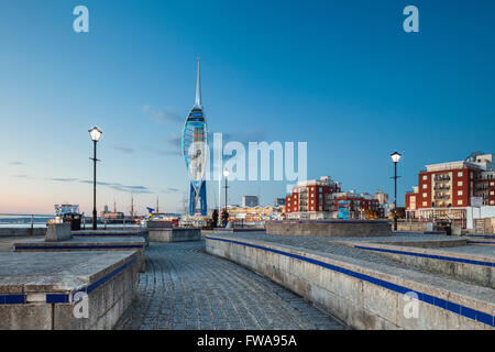 Am Abend in Portsmouth, UK. Spinnaker Tower in der Ferne. Stockfoto