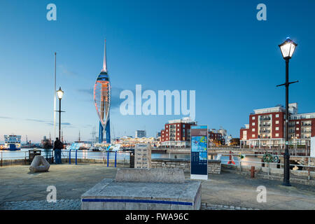 Am Abend in Portsmouth, UK. Spinnaker Tower in der Ferne. Stockfoto