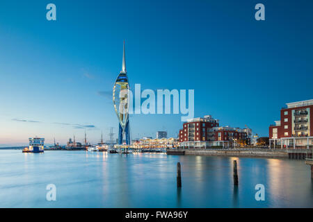 Abenddämmerung am Spinnaker Tower, Portsmouth, England. Stockfoto