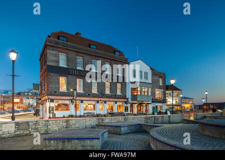 Nacht fällt auf Spice Island in Old Portsmouth, UK. Stockfoto