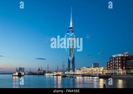 Am Abend im Spinnaker Tower im Hafen von Portsmouth, Hampshire, England. Stockfoto