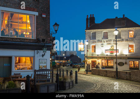 Nacht fällt auf Spice Island in Old Portsmouth, Hampshire, England. Stockfoto