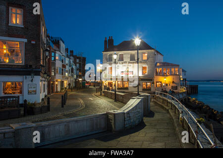 Nacht wird in Old Portsmouth, Hampshire, England. Stockfoto