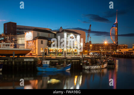 Nacht wird in Old Portsmouth, Hampshire, UK. Spinnaker Tower im Hintergrund. Stockfoto