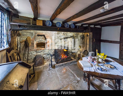 Küche in Anne Hathaways Hütte, Teil des ursprünglichen Hauses aus der Zeit von Shakespeare, London, England, UK Stockfoto