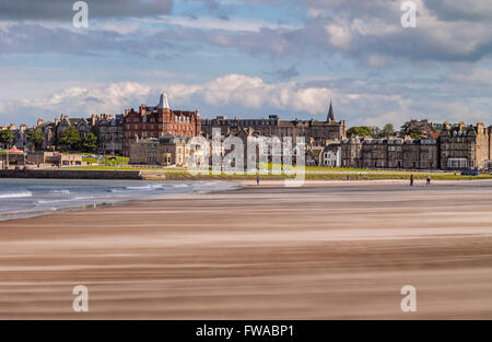 Die Stadt und West Ufer Strand in St. Andrews in Fife Schottland. Die Heimat des Golfsports. Der Royal and Ancient Clubhaus. Der erste Abschlag. Stockfoto