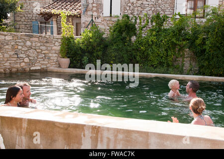 Familie im Urlaub in einem Schwimmbad Herumspielen Stockfoto