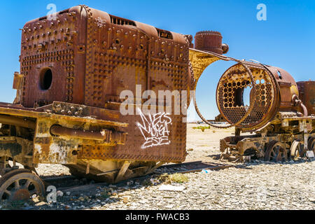Rostigen alten Dampfzug in der Wüste von Uyuni, Bolivien Stockfoto