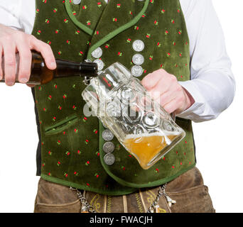 Nahaufnahme des Bayerischen Mann Bier in eine große Tasse Gießen Stockfoto