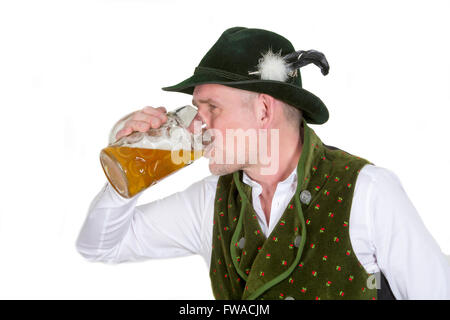 bayerischen Mann in bayerischer Tracht Bier trinken Stockfoto