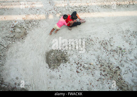 Zwei fröhliche Kinder, die auf ein Spielzeugauto in der manikgonj Bezirk, Dhaka, Bangladesch, Asien © jahangir Alam onuchcha/alamy Stockfoto