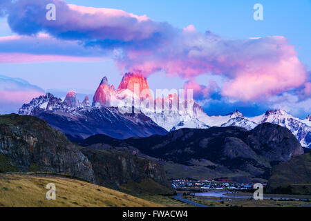 Mount Fitz Roy und El Chalten Dorf bei Sonnenaufgang Stockfoto