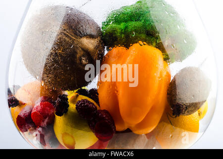 Aquarium mit gesunden Lebensmitteln, Obst, Gemüse und Beeren (Erdbeeren, Erdbeere, Himbeere, Kokos, Brokkoli, Paprika, oran Stockfoto